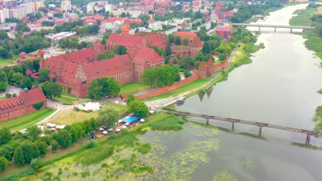 Malbork,-Pomerania-Polonia-Vista-Panorámica-Del-Castillo-Medieval-De-La-Orden-Teutónica-En-Malbork,-Polonia---Castillo-Alto-Y-St