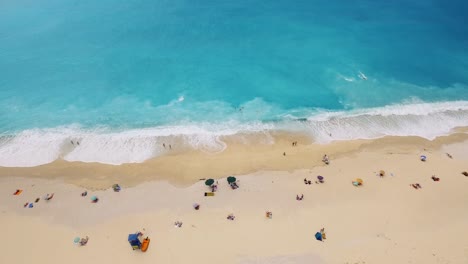 Drone-Panorámico-Desde-El-Lado-Derecho-Al-Izquierdo-Del-Marco-Sobre-La-Playa-De-Myryos,-Un-Destino-Popular-En-La-Isla-De-Kefalonia,-Grecia