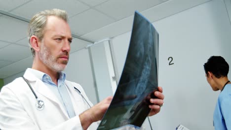 médico que examina las radiografías