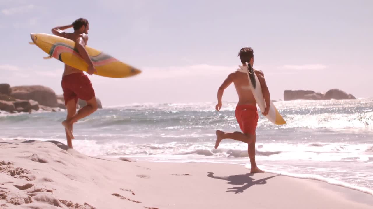 두 명의 서퍼가 물 속으로 뛰어들고 있습니다.