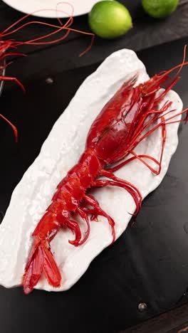 camarones rojos en un plato