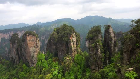 fotografía de mano de los pilares cársticos de zhangjiajie rodeados de una exuberante vegetación verde, china