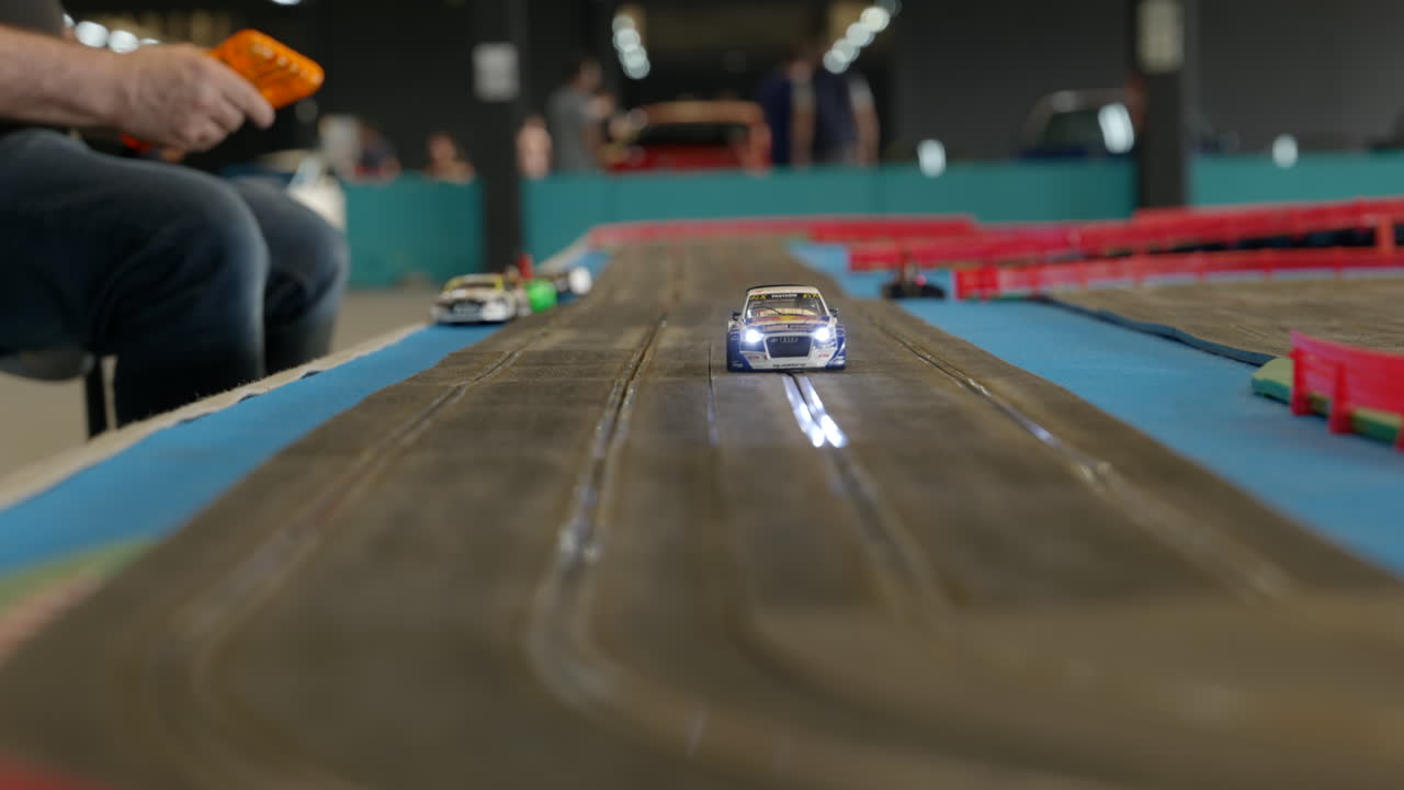 자동차의 장난감 버전으로 즐거운 시간을 보내는 bmw e30 애호가, 쇼 모임