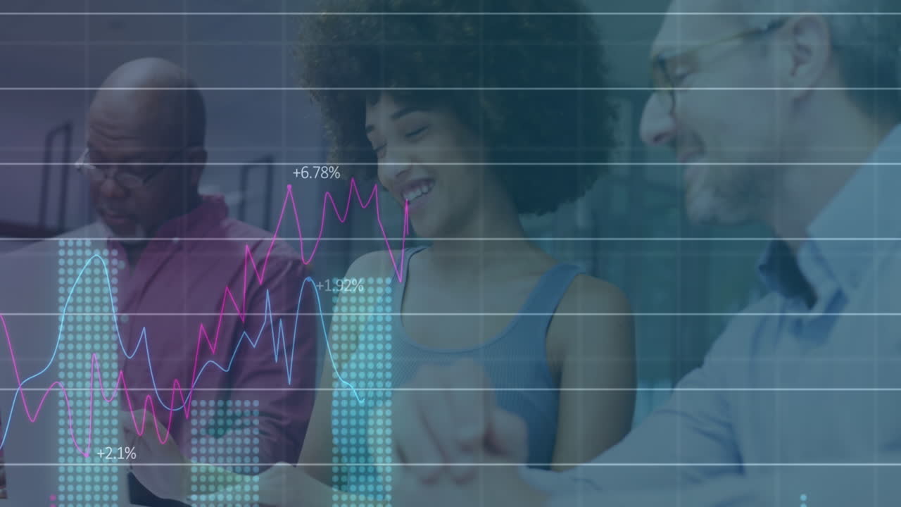 animación del procesamiento de datos financieros sobre diversas personas en la oficina