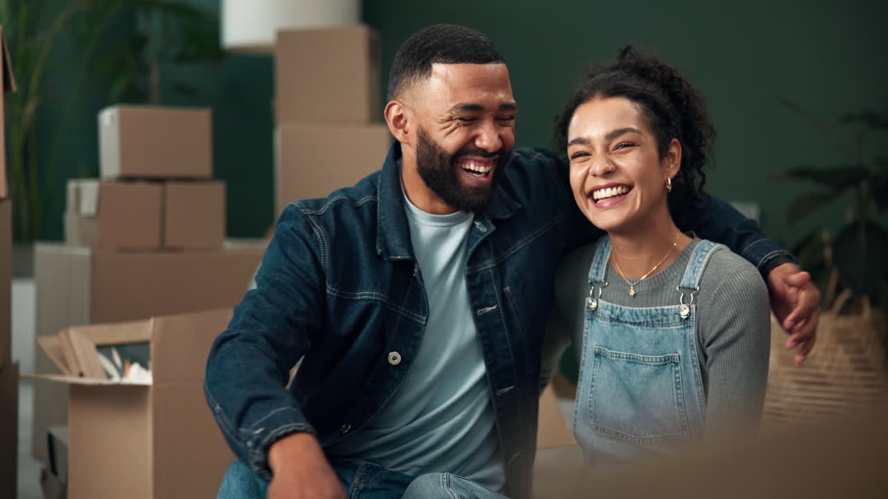 una pareja feliz se muda a un nuevo hogar.