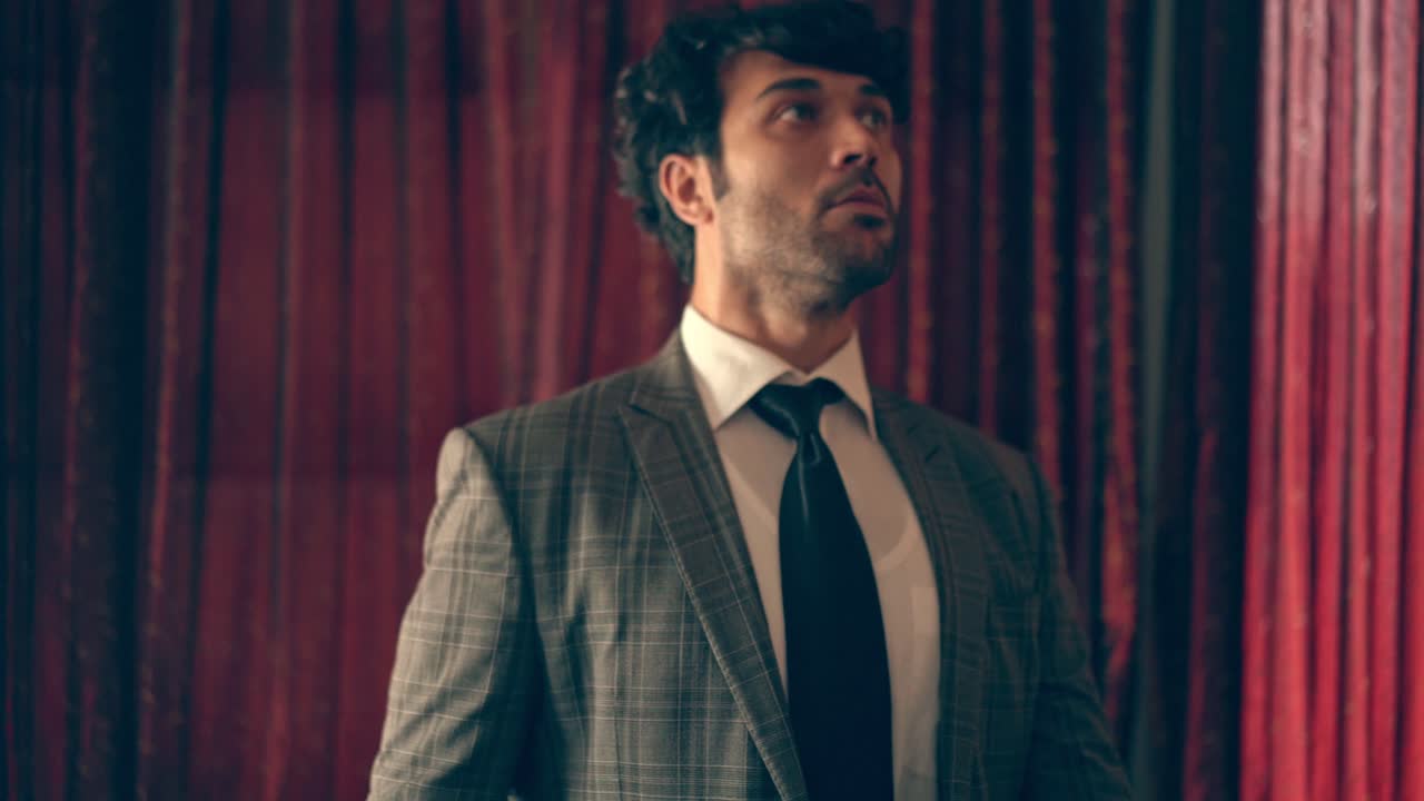 el hombre está bailando como un robot