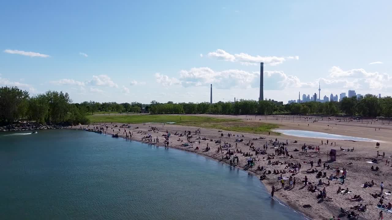 온타리오 호수의 토론토 해변에서 여름날의 화창한 공중 전망