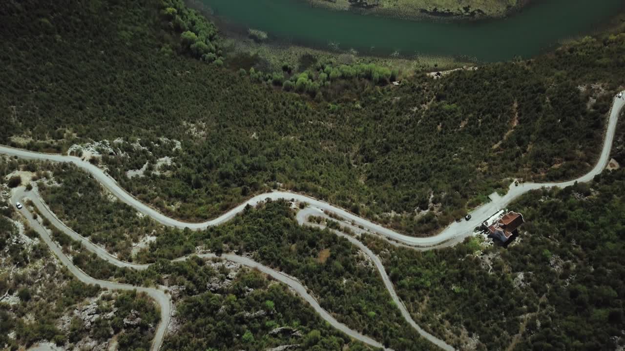 imágenes aéreas de la hermosa naturaleza de montenegro volando sobre el tranquilo lago shkoder
