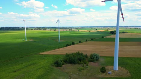 Vista-Aérea-De-Un-Potente-Parque-De-Turbinas-Eólicas-Para-La-Producción-De-Energía-En-Un-Hermoso-Cielo-Nublado-En-Las-Tierras-Altas