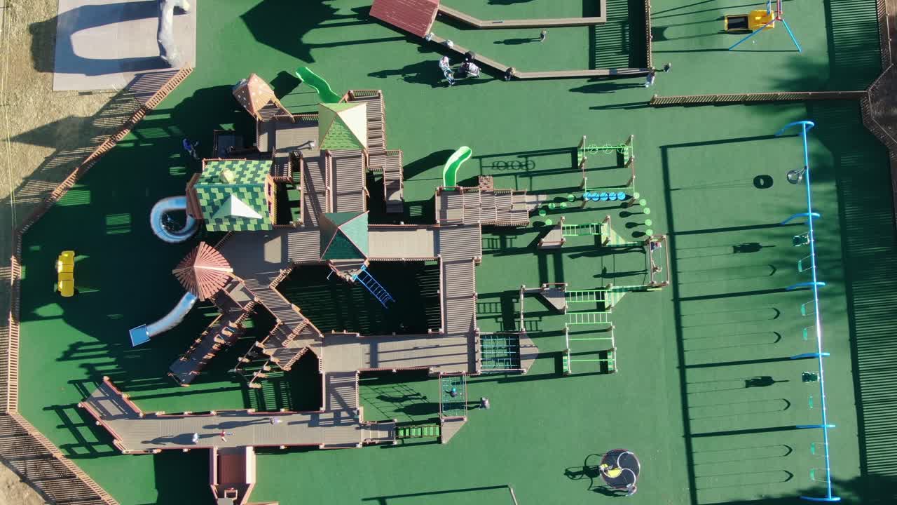 하향식 공중, 어린이 놀이, 달리기, 공공 공원에서 점프