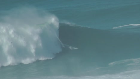 Surfista-Montando-Las-Olas-Más-Gigantescas-Del-Mundo-Portugal-Nazare,-Primer-Plano-De-Una-Enorme-Ola-Oceánica