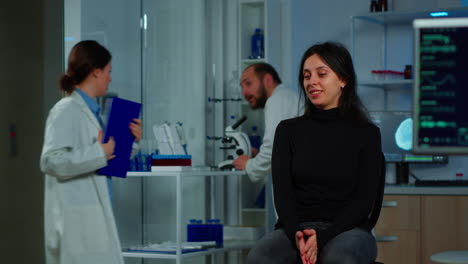 Mujer-Esperando-Médico-Sentado-En-Una-Silla-En-El-Laboratorio-De-Investigación-Neurológica