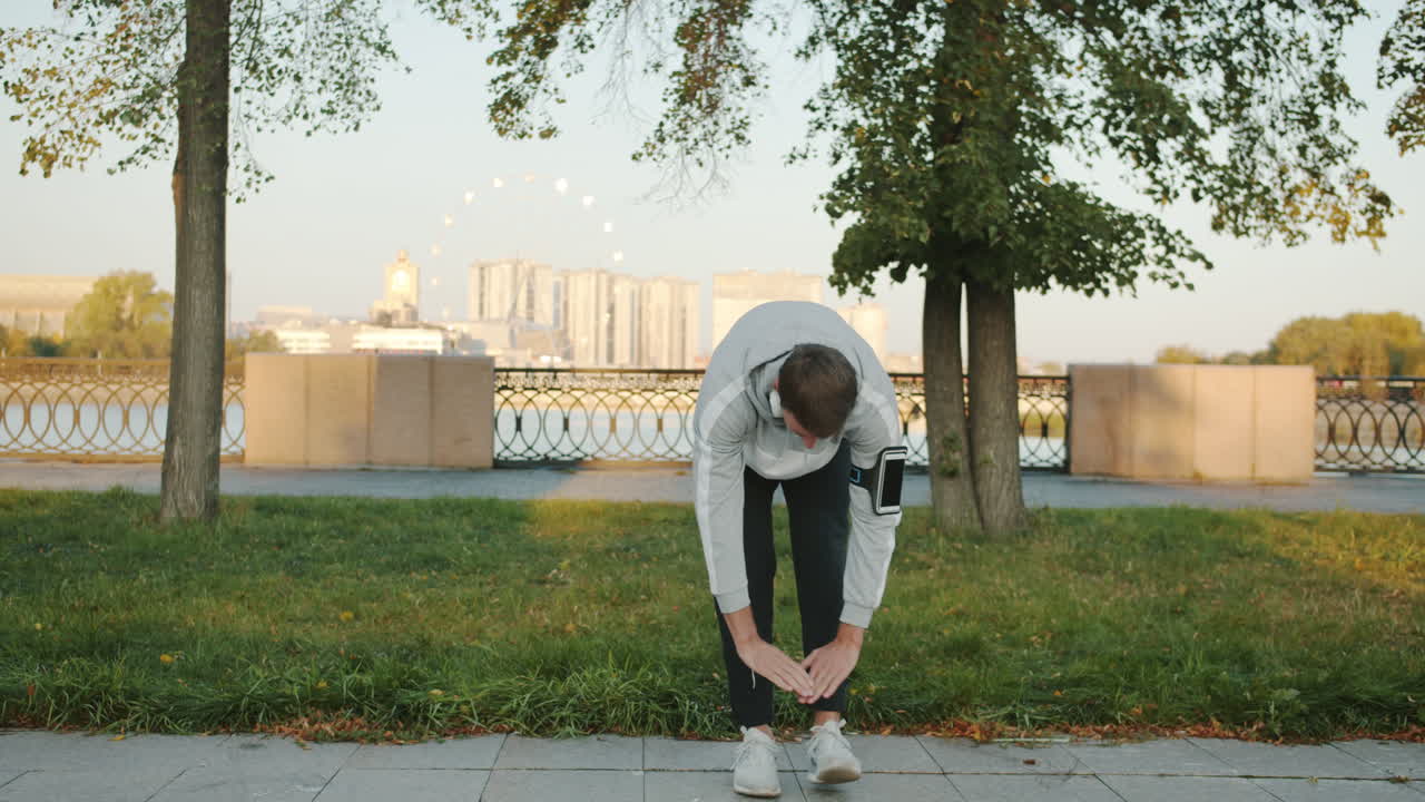 야외에서 스트레칭하는 남자
