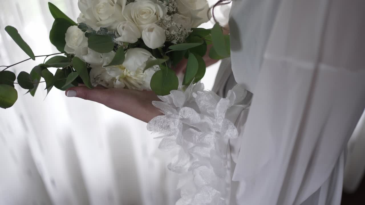 Primo piano di una sposa con bouquet floreale prima della cerimonia nuziale