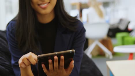 mujer de negocios usando tableta digital en la oficina 4k