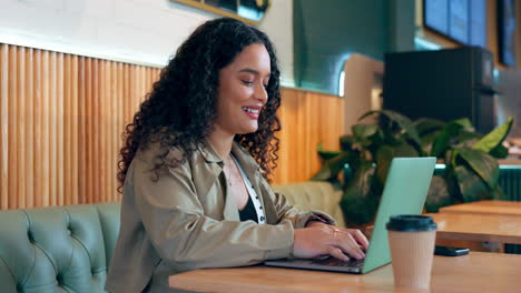 Cafetería,-Trabajo-Remoto-Y-Mujer-Feliz-Escribiendo