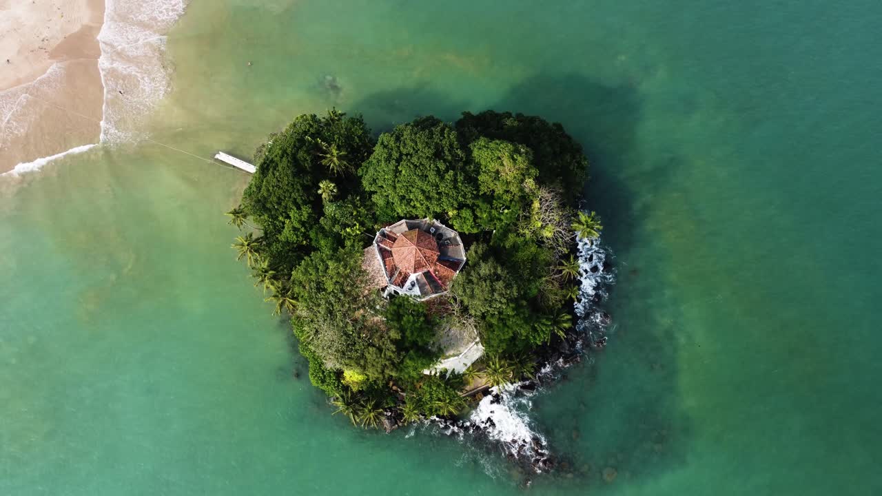 vista cinematográfica aérea de la isla del amor de taprobane durante un caluroso día de verano, que revela la belleza de la bahía de weligama, sri lanka