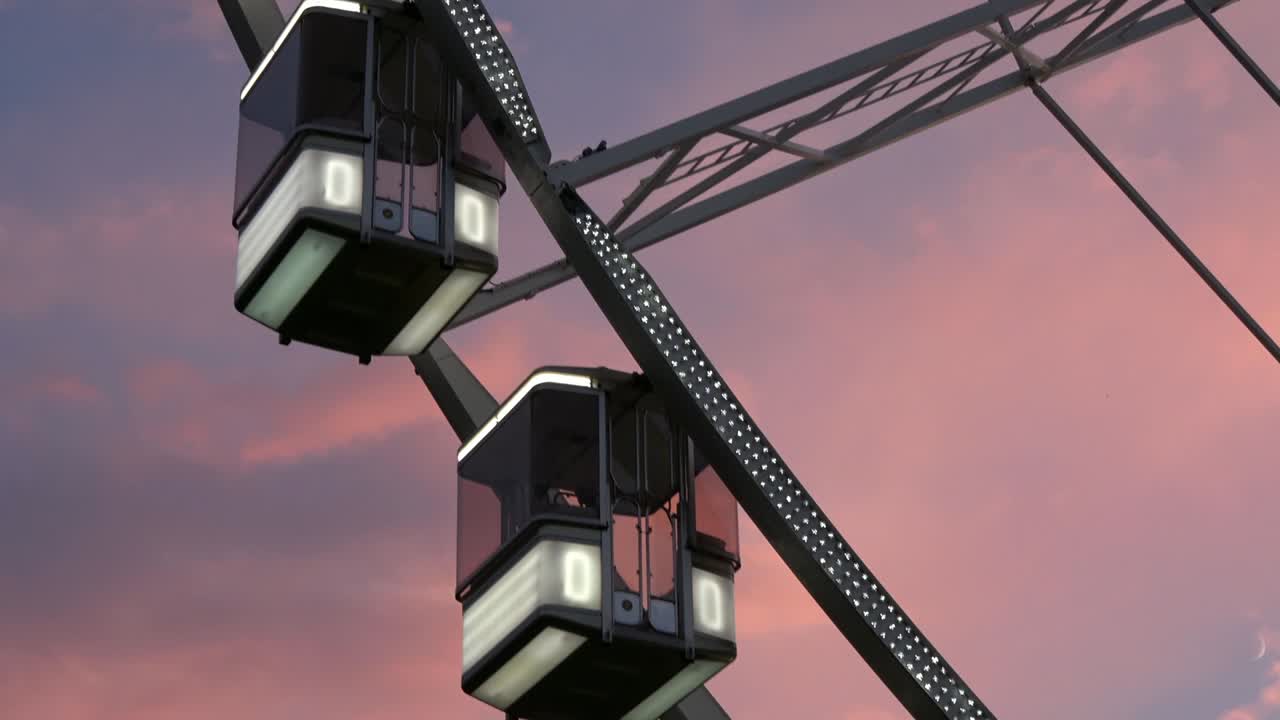 페리스  또는 큰 바가 회전하고 있습니다. 해가 지고 있습니다. 오렌지색 구름