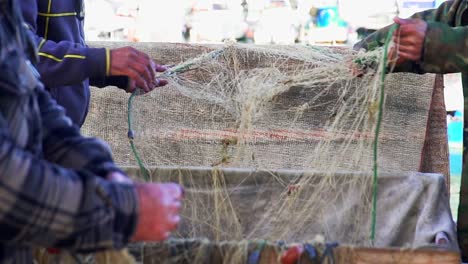 Toma-En-Cámara-Lenta-De-Pescadores-Tirando-De-Sus-Redes-De-Pesca-En-Puerto-Barbate