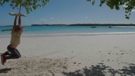 Niña-Se-Cuelga-Y-Gira-De-Un-Columpio-De-Madera-A-La-Deriva-En-La-Isla-De-Los-Pinos