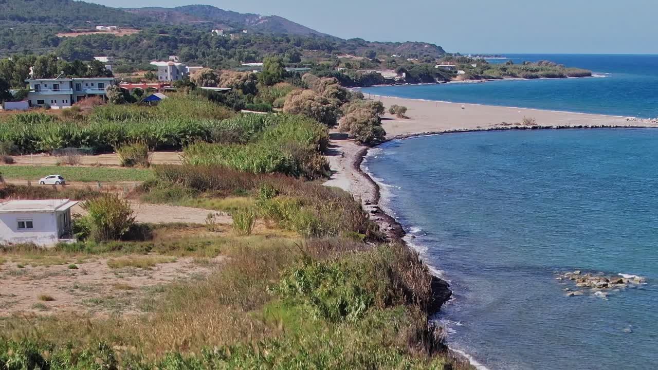 Kumlu plajı ve berrak suyu ile Rodos, Yunanistan kıyı şeridi manzarası