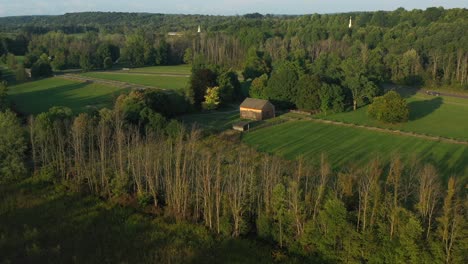 Die-Hintere-Drohnenansicht-Des-Fachwerkhauses-Und-Der-Scheune-In-Der-Nähe-Der-Farm-Der-Familie-Joseph-Smith,-Des-Tempels,-Des-Besucherzentrums,-Des-Heiligen-Hains-In-Palmyra,-New-York,-Ursprungsorte-Der-Mormonen-Und-Des-Buches-Mormon