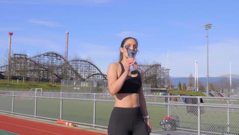 Sportliche-Frau-Ermüdet,-Rehydrierendes-Trinkwasser-Zu-Laufen