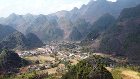 vista panorámica de una pequeña aldea en las montañas de vietnam