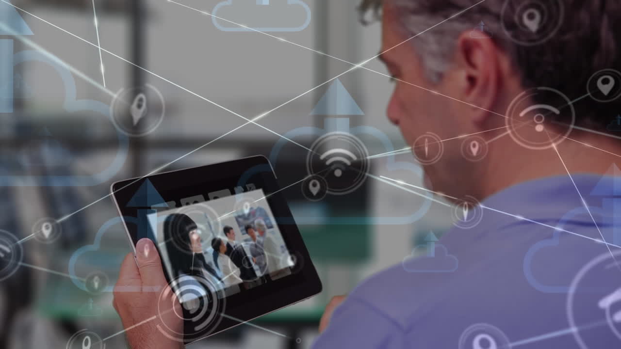 animación de iconos conectados y nubes con flechas sobre hombre diverso usando tableta digital