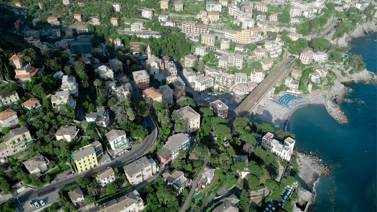 바다 근처 의 도시 의 공중 전망 4k