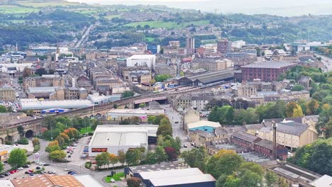 Centro-De-Tránsito-De-Trenes-Del-Centro-De-La-Ciudad-De-Huddersfield-Desde-Una-Descripción-Aérea-Panorámica