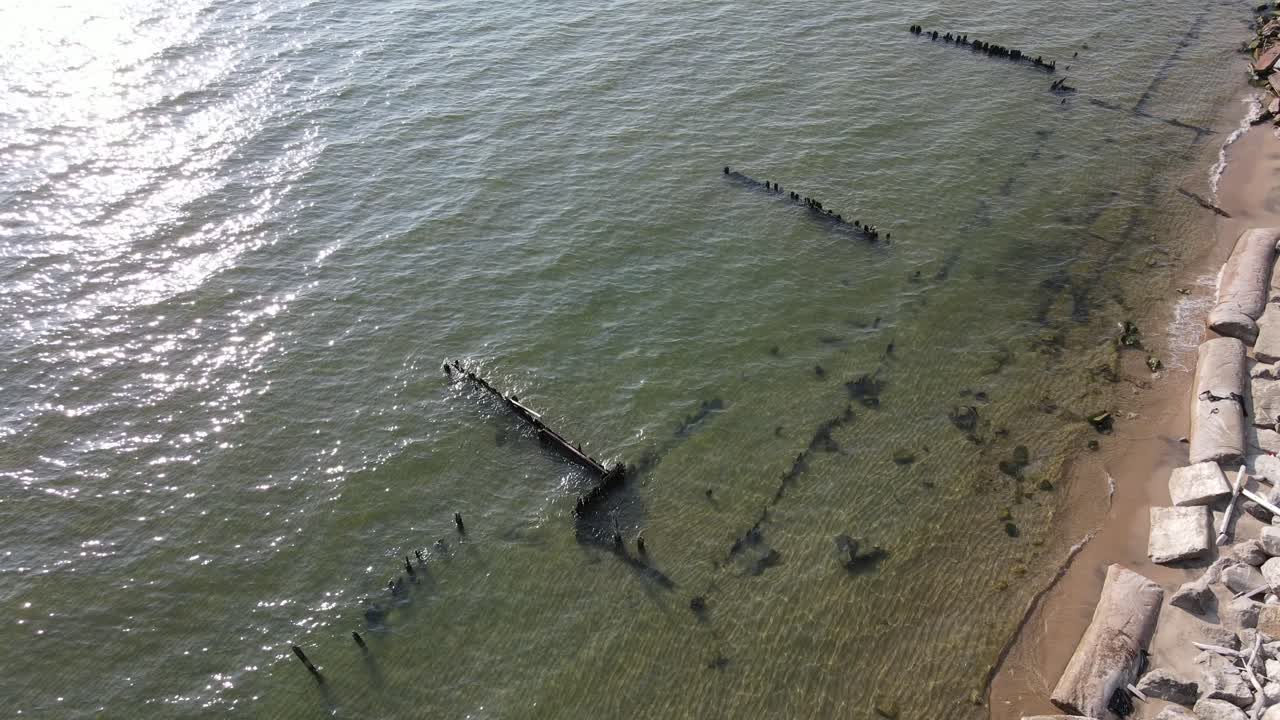 toma aérea de seguimiento de la línea costera del lago michigan