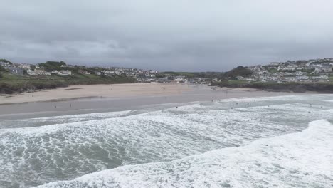 Polzeath-Beach,-Cornwall,-Vereinigtes-Königreich,-Schwenkdrohne,-Antenne