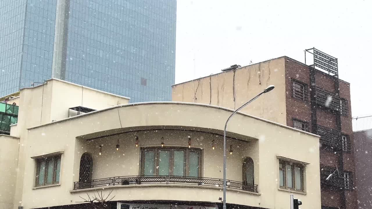 전통적인 페르시아 건축 디자인 아늑한 지역 도시 주택 현대적인 팔레비 왕국 곡선과 아치 흰색 크림색 강설량 아름다운 풍경 넓은 풍경 전망 테헤란 이란 눈의 느낌