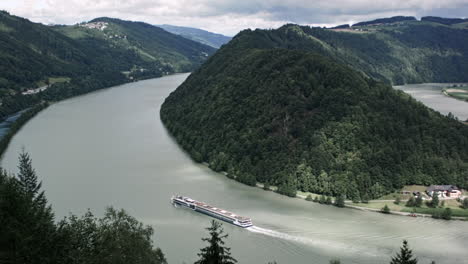 Río-Danubio-En-Alemania---Vista-Ultra-Ancha,-Movimiento-De-Cámara