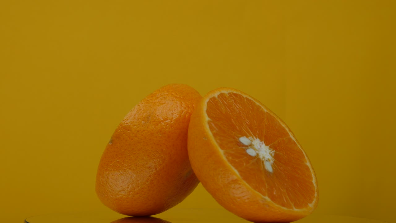 la fruta naranja se vuelve de color en el fondo