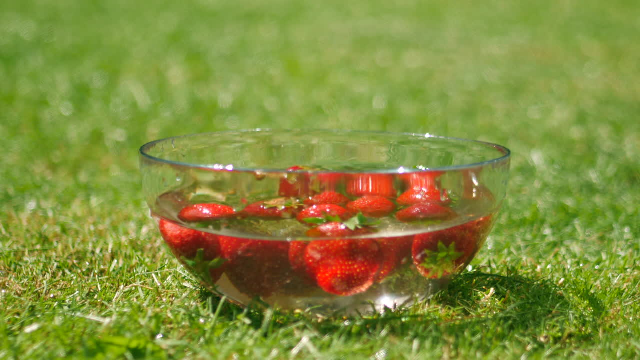 fresas giratorias en agua en verano