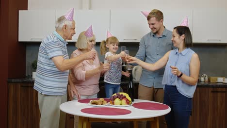 Mehrgenerationenfamilie-Mit-Kind-Und-Mädchen-Feiert-Geburtstagsparty-Und-Trinkt-Champagner