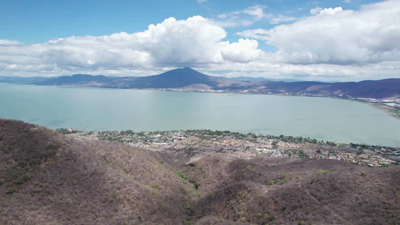 este convincente metraje de avión no tripulado revela un impresionante viaje aéreo desde las montañas a la vasta y serena extensión del lago chapala en jalisco, méxico