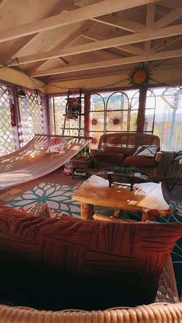 acogedor porche al aire libre con hamaca y muebles de mimbre