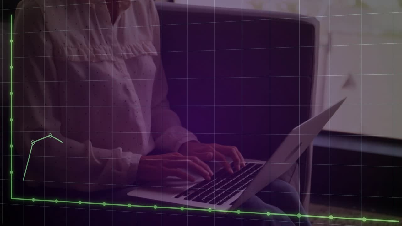 기술 데모에서 투명한 격자 차트 입력을 통해 봉우리와 계곡을 형성하며 노트북으로 타이핑하는 여성