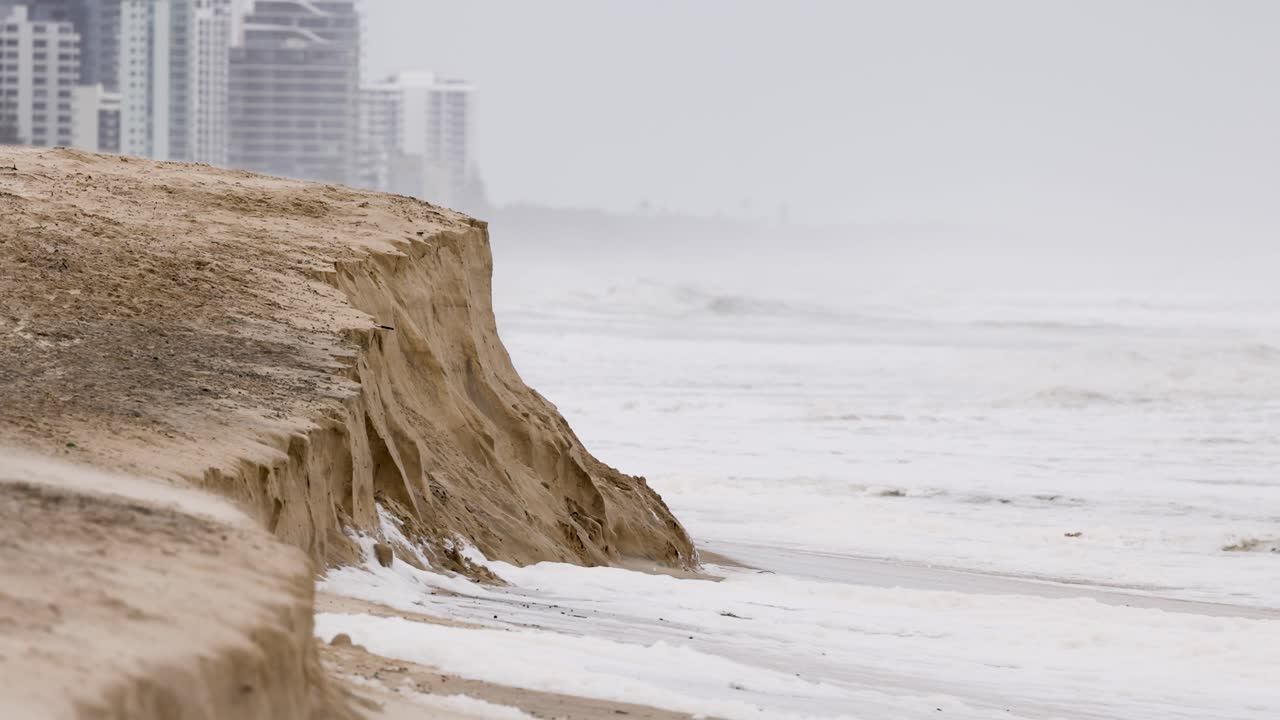 broadbeach의 해안 침식을 보여주는 10 초의 비디오, 태평양 해안선에 대한 해양 과 침식의 영향을 강조합니다.