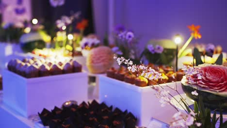 una deliciosa variedad de pasteles que se exhibirán en su próximo evento o boda: un complemento perfecto para cualquier celebración