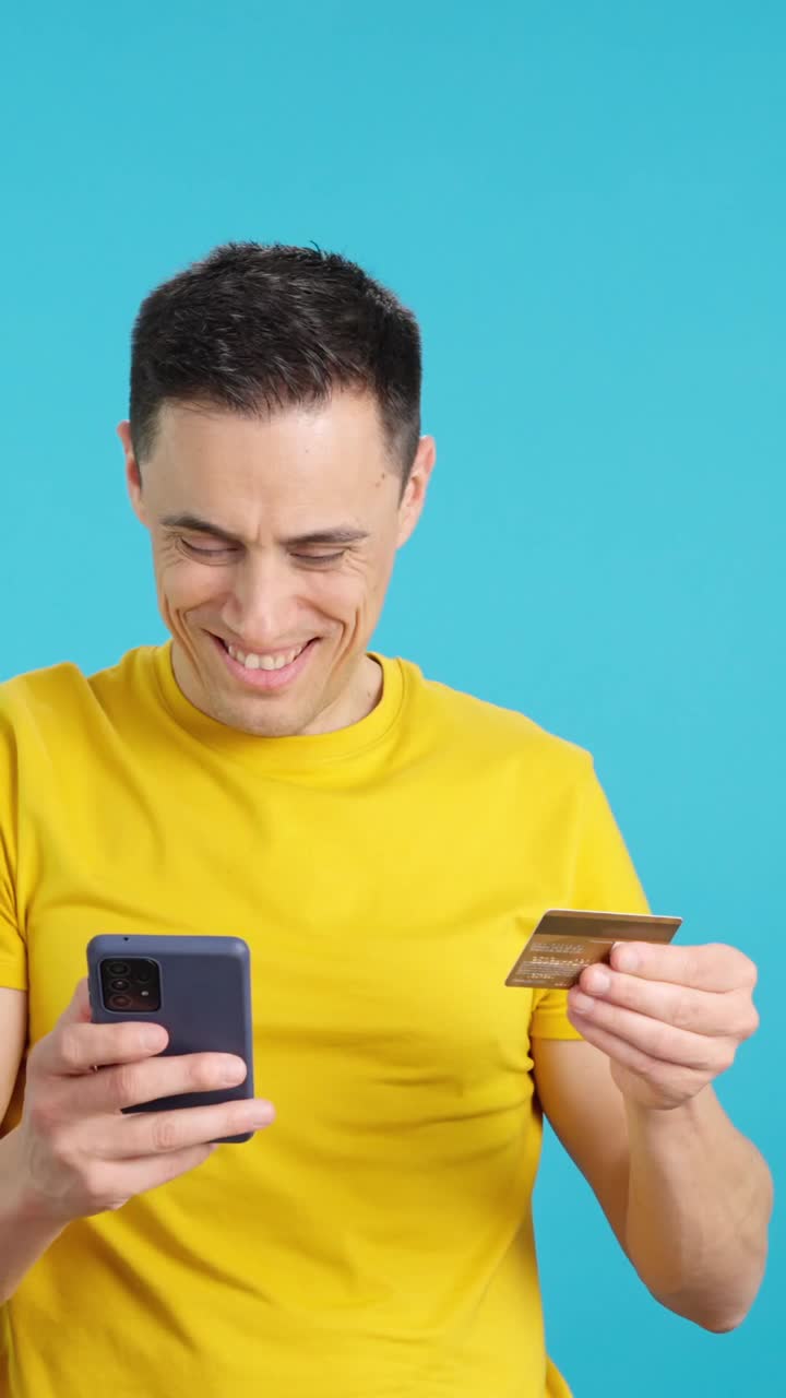 hombre usando teléfono y tarjeta de crédito