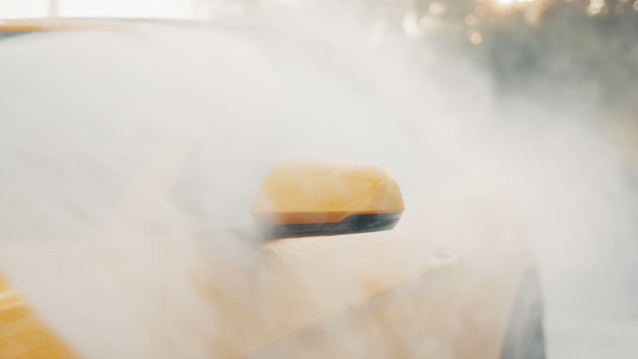 coche descapotable amarillo siendo lavado