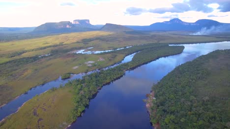 Vista-De-Drones-Del-Río-Carrao-En-Canaima,-Venezuela,-Con-Hermosos-Cielos-Y-Sabanas-En-La-Parte-Posterior