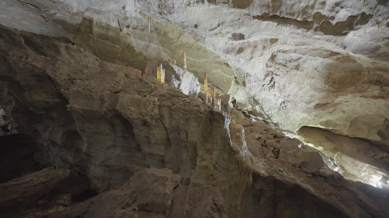 interior de la cueva con estalactitas y estalagmitas