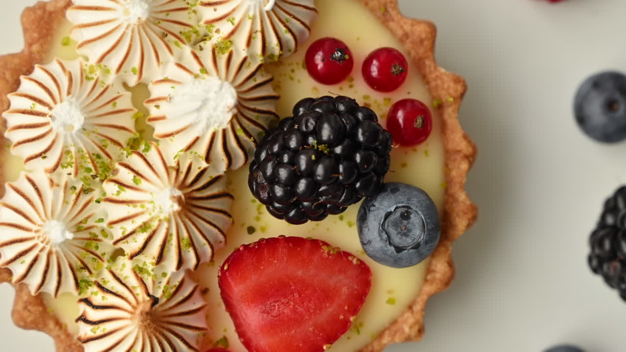 Primo piano di una crostata di frutta su sfondo bianco