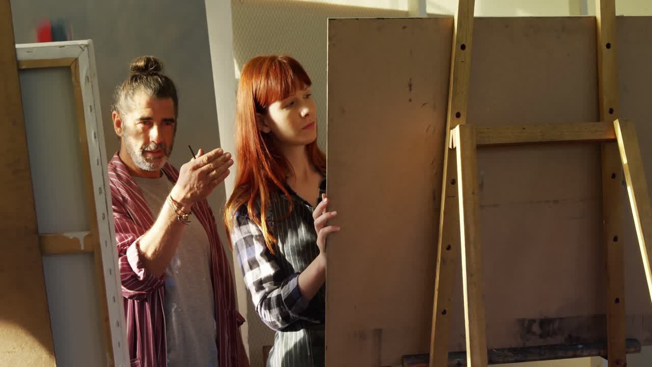 남자 가 여자 를 도와 4k 를 그리는 것