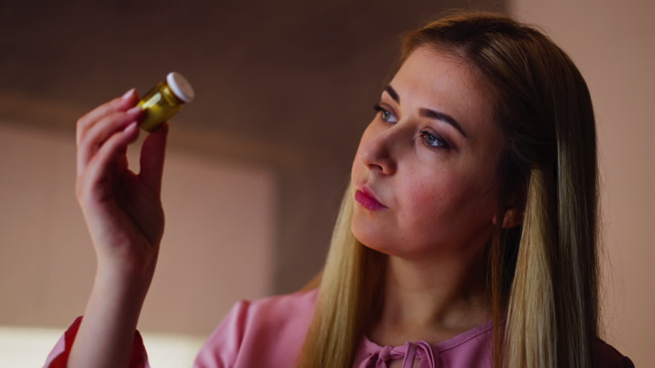 mujer sostiene una botella de arsénico con la intención de matar a su pareja